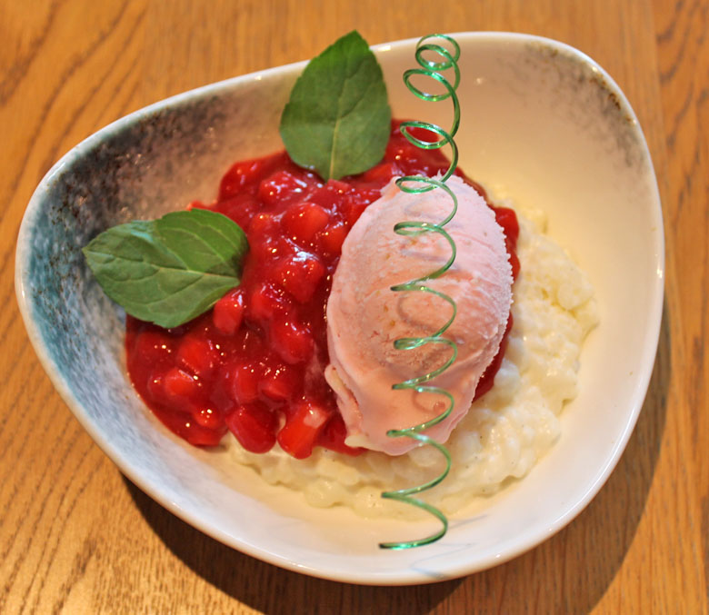 Milchreis mit Erdbeeren und Eis