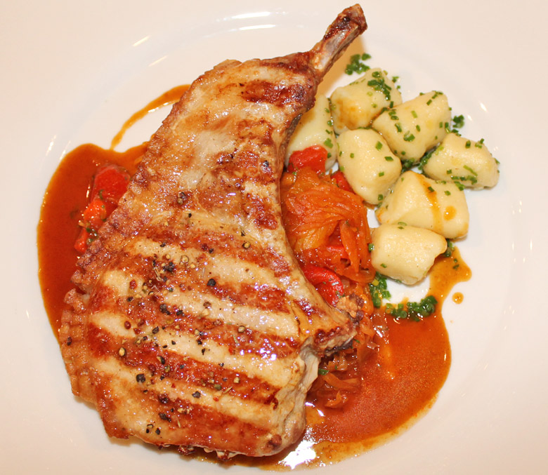 Hauptgericht Tomahawk vom Schwein