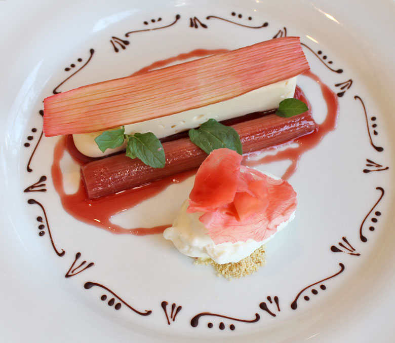Dessert Karamell mit Mousse, Rhabarber und Ingwereis