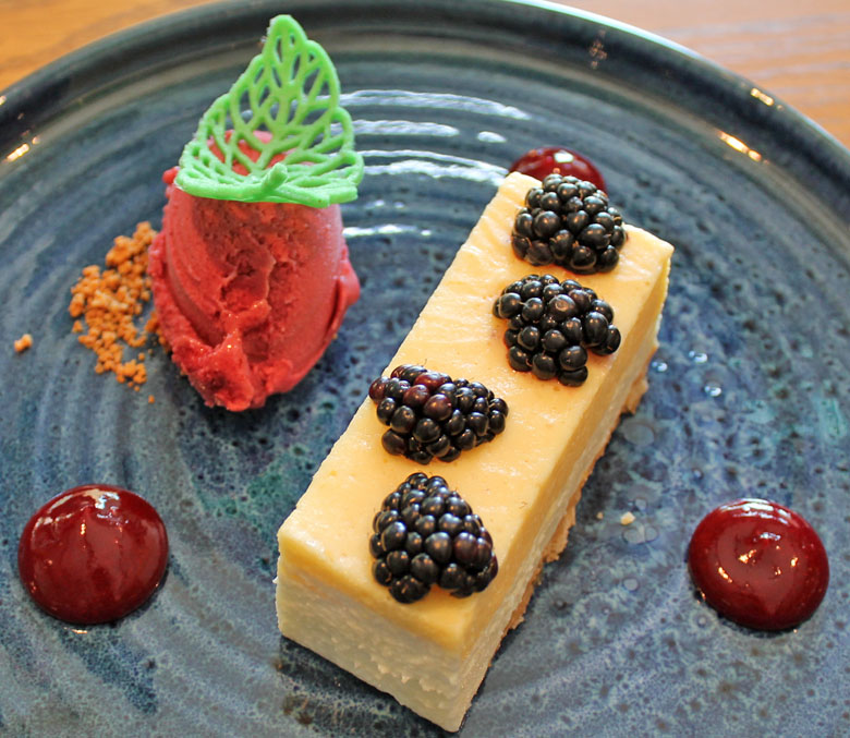 Dessert Zitronentarte mit Brombeeren